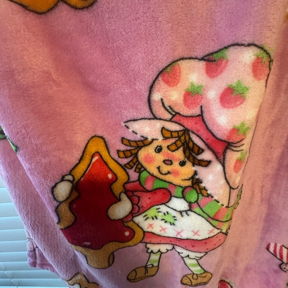 Strawberry Shortcake Pink Blanket - Picture 2 of 4